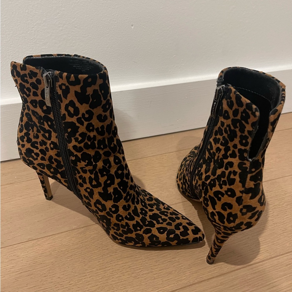 STEVE MADDEN POINTY TOE CHEETAH BOOTIES 8